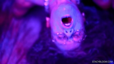 Haurra kamera aurrean masturbatzen da eta orgasmora heltzen da.